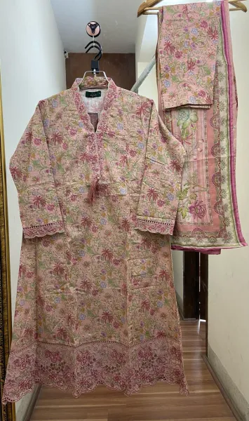 Pakistani Husnara Candy Floss Signature Embroidered Lawn Stitched 3Pcs _ Pink 